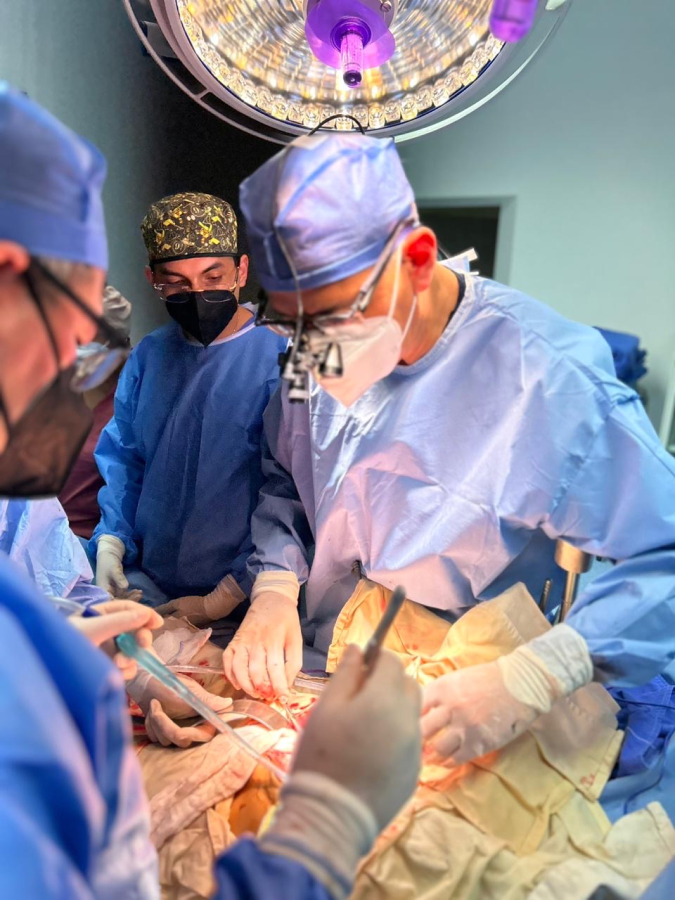 Dr. Marco Loera durante un procedimiento de trasplante hep&aacute;tico