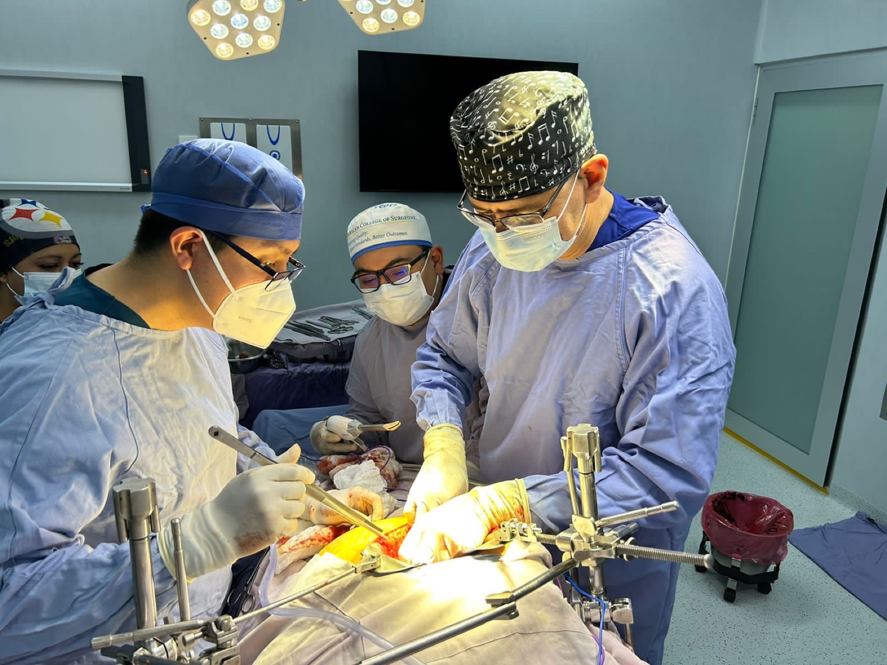 Dr. Marco Loera y su equipo durante una cirug&iacute;a de p&aacute;ncreas