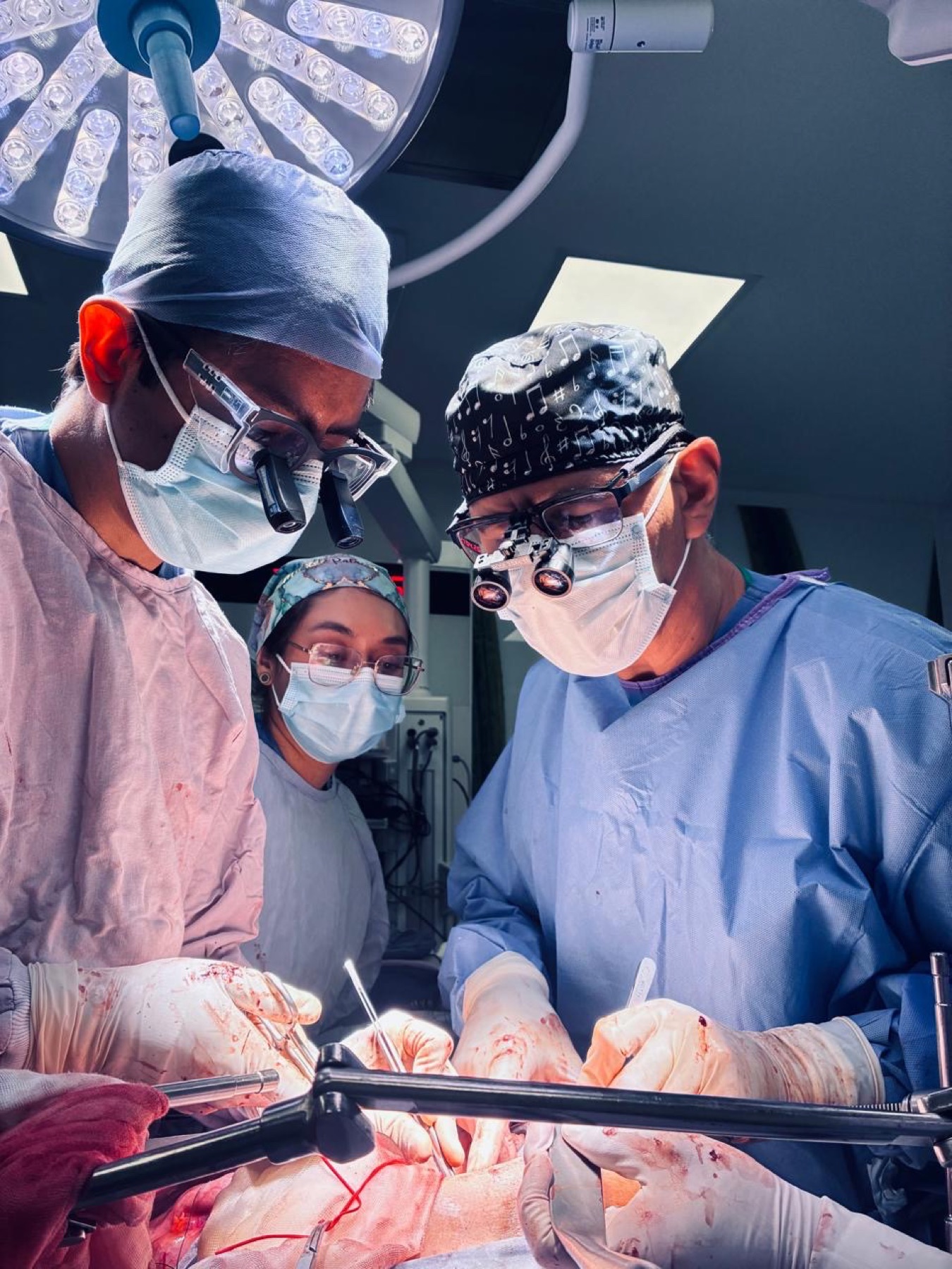 Dr. Marco Loera durante una cirug&iacute;a de trasplante de &oacute;rganos