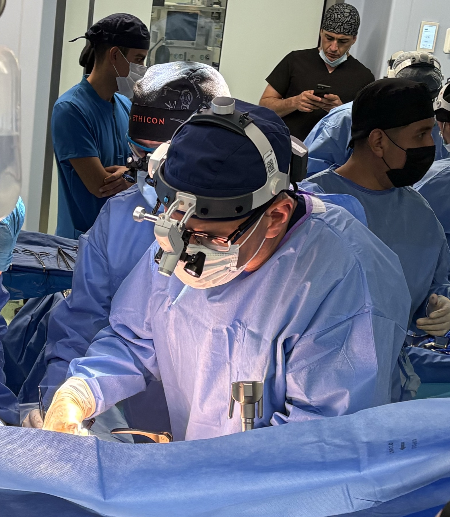 Dr. Marco Loera operando con lupas quir&uacute;rgicas durante una cirug&iacute;a de ves&iacute;cula