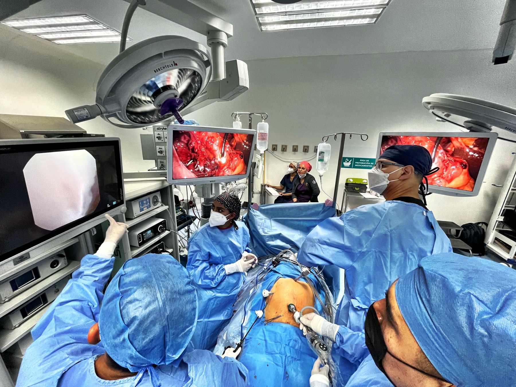 Dr. Marco Loera durante una colecistectom&iacute;a laparosc&oacute;pica en quir&oacute;fano