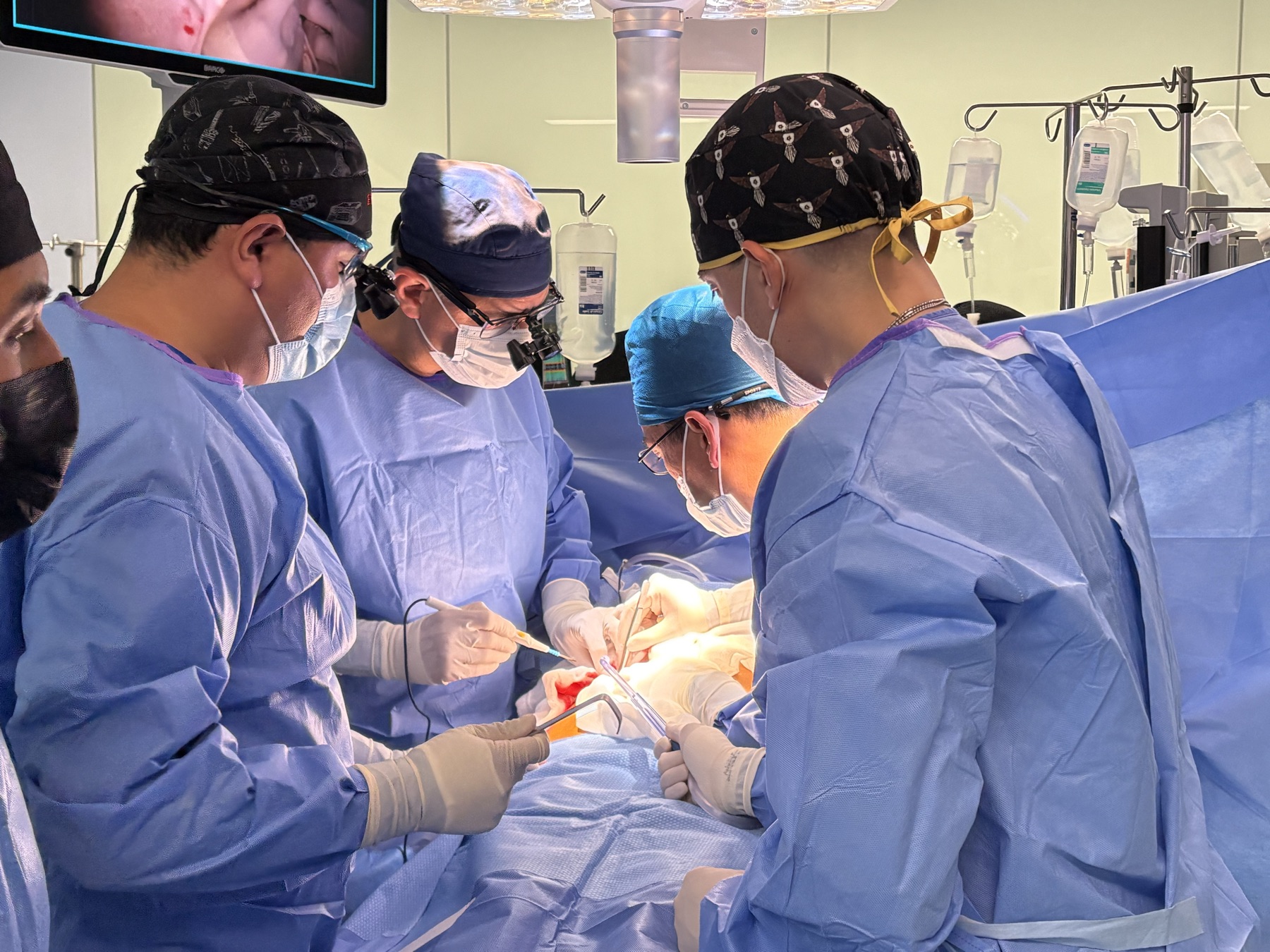 Equipo quir&uacute;rgico del Dr. Marco Loera durante un trasplante renal
