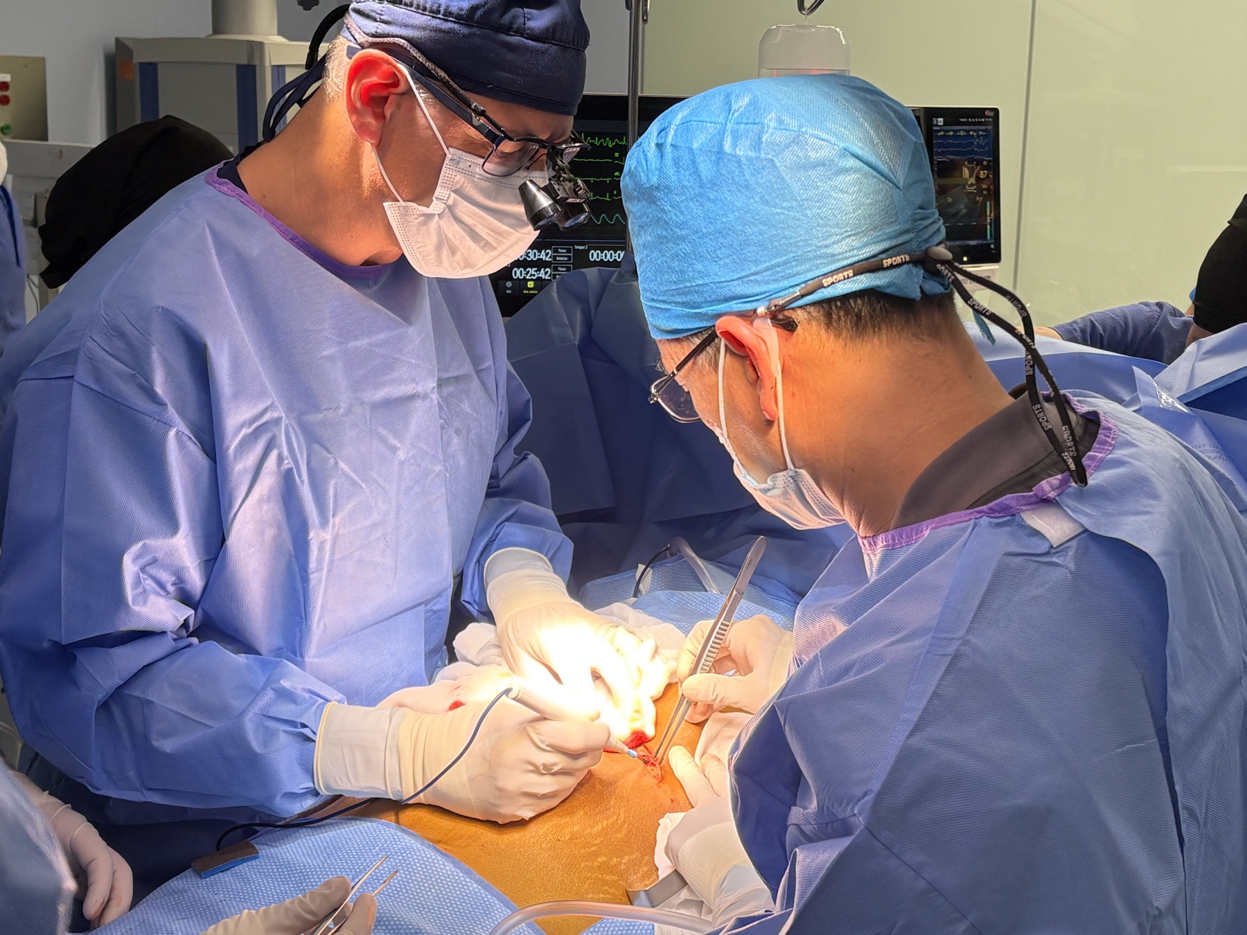 Dr. Marco Loera durante una cirug&iacute;a de trasplante renal
