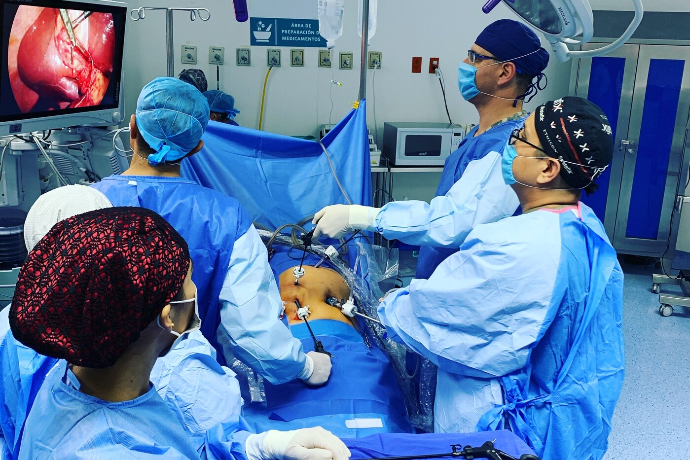 Dr. Marco Loera y su equipo quir&uacute;rgico durante una cirug&iacute;a laparosc&oacute;pica